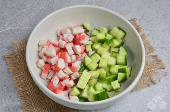 Cocktail salad with crab sticks and omelet: photo of recipe preparation, step 3