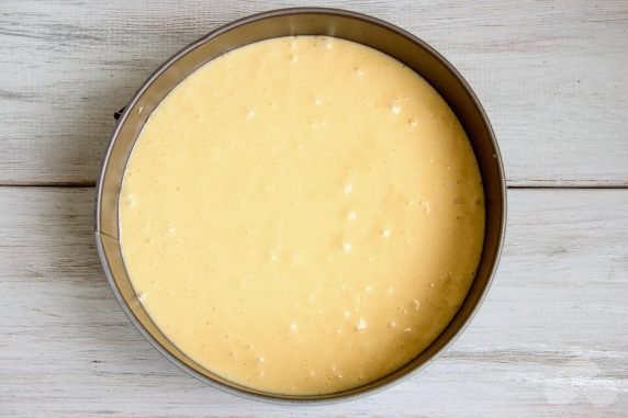 Sponge cake with a layer of custard and jam: photo of recipe preparation, step 6