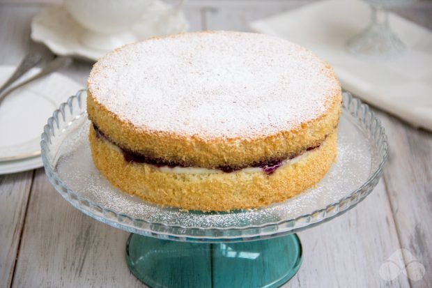 Sponge cake with a layer of custard and jam