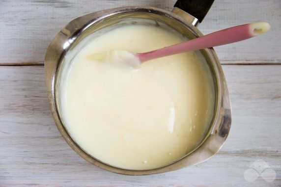 Sponge cake with a layer of custard and jam: photo of recipe preparation, step 9