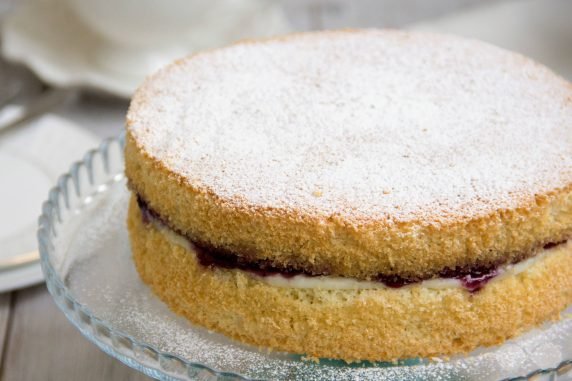 Sponge cake with a layer of custard and jam: photo of recipe preparation, step 14