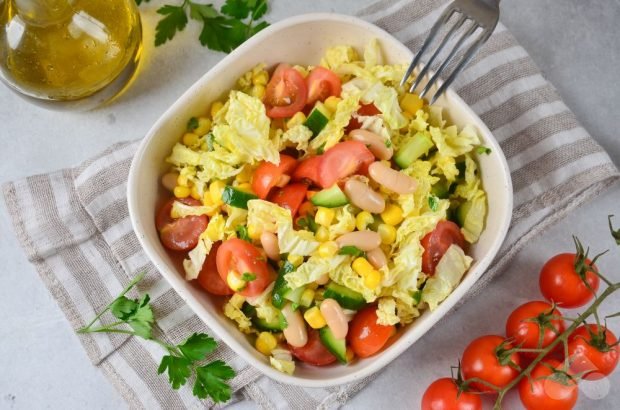 Salad with Peking cabbage and beans