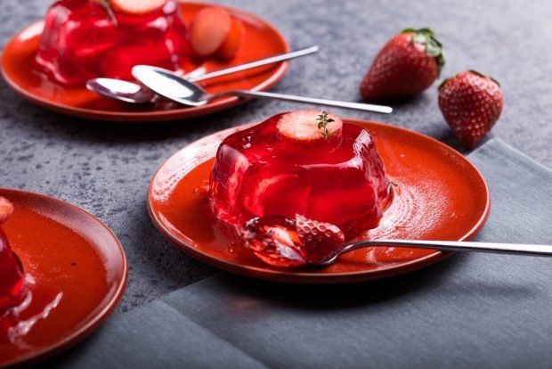 Strawberry jelly from berries – a simple and delicious recipe, how to cook step by step
