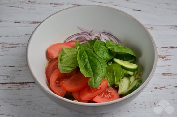 Green salad with cucumbers and purple onions: photo of recipe preparation, step 2