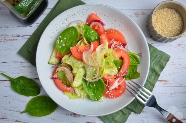 Green salad with cucumbers and purple onions