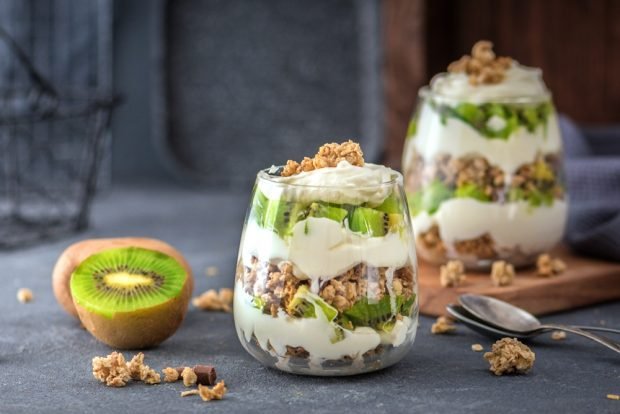 Parfait with granola and kiwi – a simple and delicious recipe, how to cook step by step