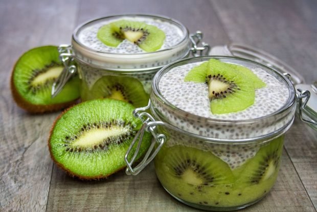 Kiwi mousse with chia