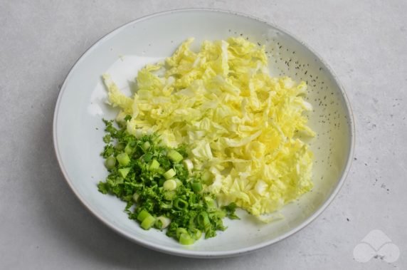 Salad with Peking cabbage, crab sticks and green onions: photo of recipe preparation, step 1