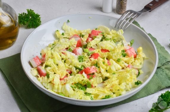 Salad with Peking cabbage, crab sticks and green onions: photo of recipe preparation, step 3