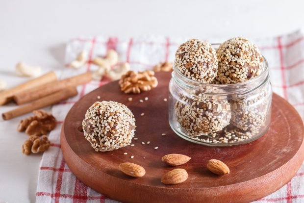 Sweets with almonds in sesame seeds – a simple and delicious recipe, how to cook step by step