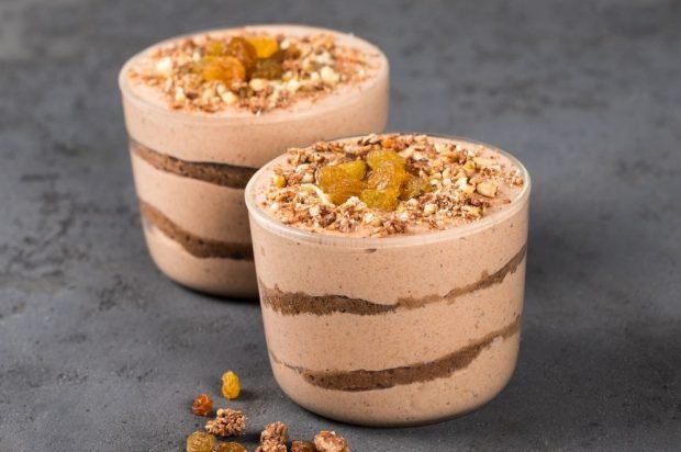 Tiramisu with raisins and nuts