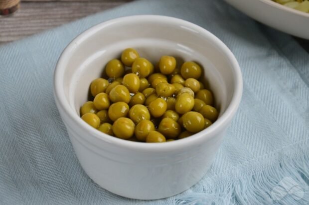 Olivier with boiled sausage, olives and olives: photo of recipe preparation, step 3