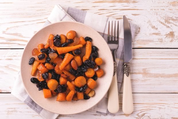 Tzimes with dried fruits and almonds 