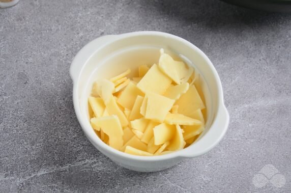 Salad with parmesan and crackers: photo of recipe preparation, step 2