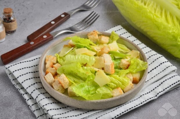 Salad with parmesan and crackers