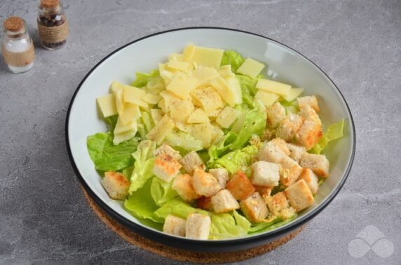 Salad with parmesan and crackers: photo of recipe preparation, step 6