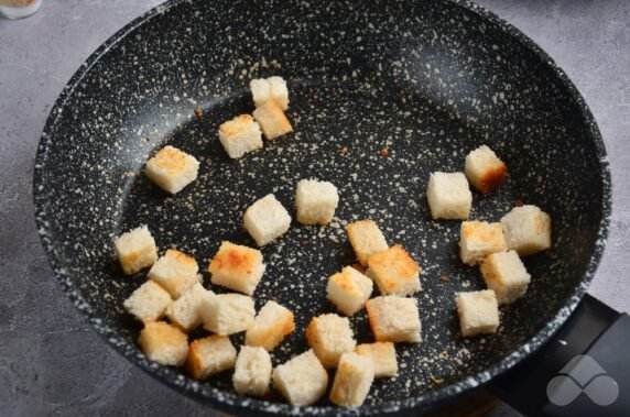 Salad with parmesan and crackers: photo of recipe preparation, step 4