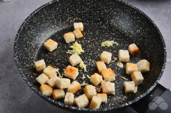 Salad with parmesan and crackers: photo of recipe preparation, step 5