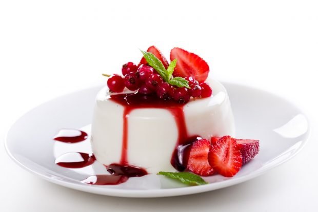 Classic panna cotta with gelatin at home 
