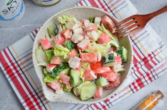 Vegetable salad with crab sticks without mayonnaise: photo of recipe preparation, step 4