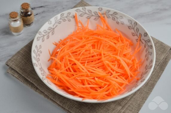 Salad with sweet peppers, carrots and sesame seeds: photo of recipe preparation, step 1