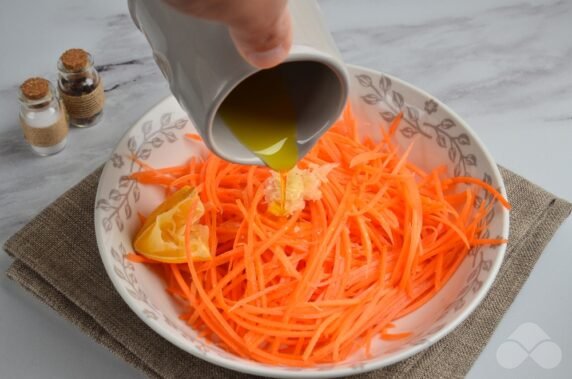 Salad with sweet peppers, carrots and sesame seeds: photo of recipe preparation, step 3