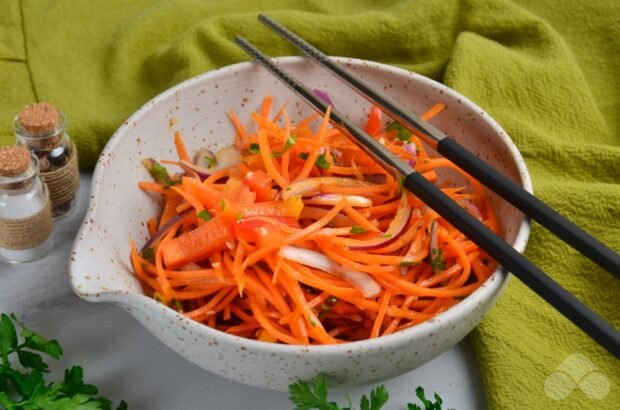 Salad with sweet peppers, carrots and sesame seeds