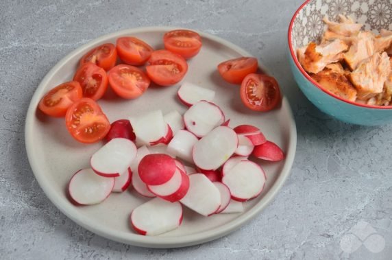 Salad with baked salmon and cherry: photo of recipe preparation, step 3