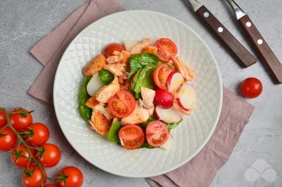 Salad with baked salmon and cherry: photo of recipe preparation, step 4