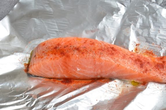 Salad with baked salmon and cherry: photo of recipe preparation, step 1