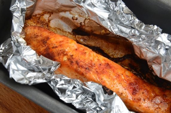 Salad with baked salmon and cherry: photo of recipe preparation, step 2