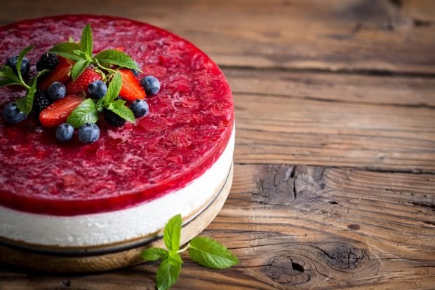 Cheesecake with berry jelly 