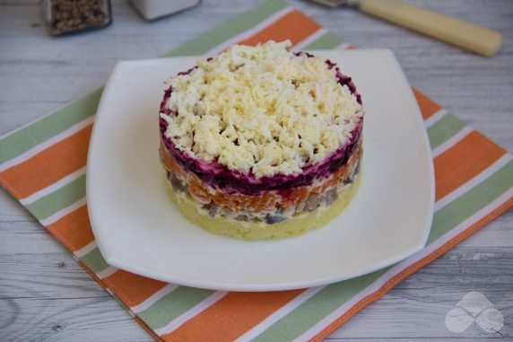 Herring under a fur coat with melted cheese: photo of recipe preparation, step 6