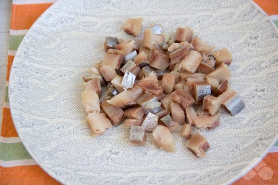 Herring under a fur coat with melted cheese: photo of recipe preparation, step 1