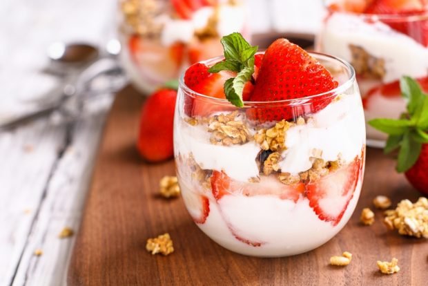 Yogurt dessert with strawberries 