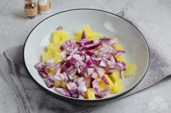 German salad of potatoes and pickles: photo of recipe preparation, step 2