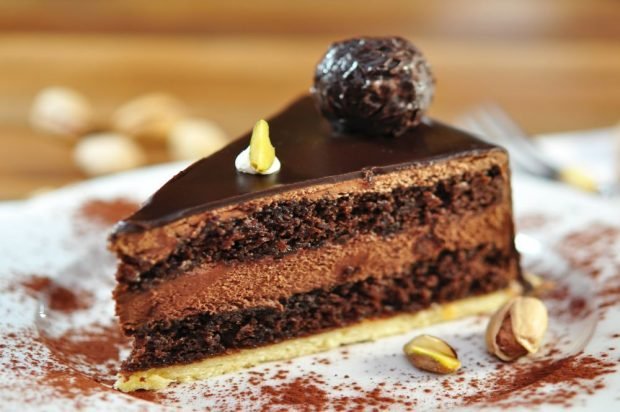 Chocolate cake with praline 