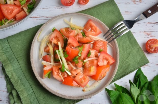 Tomato salad with onion and basil