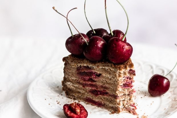 Lean chocolate cake with cherries 