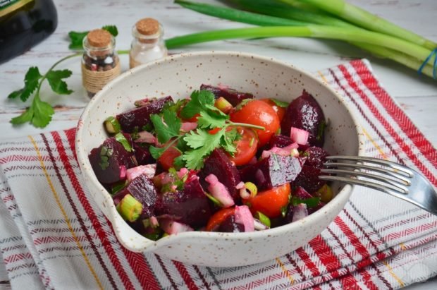 Salad with beetroot and cherry tomatoes