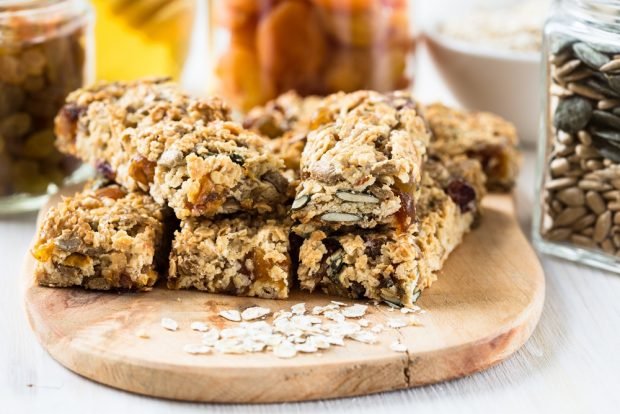 Pumpkin seed and raisin bars