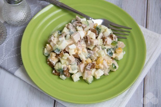 Salad with smoked chicken, corn and crackers