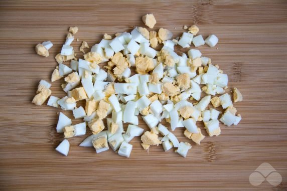 Salad with smoked chicken, corn and crackers: photo of recipe preparation, step 1