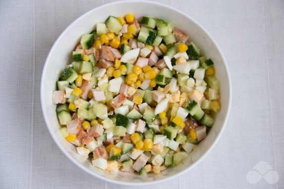 Salad with smoked chicken, corn and crackers: photo of recipe preparation, step 2