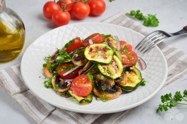 Grilled mushroom and zucchini salad