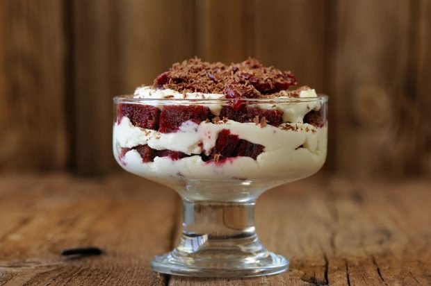 Tiramisu of rye bread with chocolate and cherries