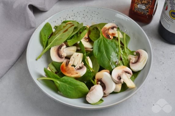 Salad with spinach and mushrooms: photo of recipe preparation, step 3