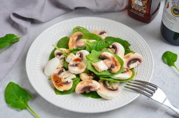 Salad with spinach and mushrooms