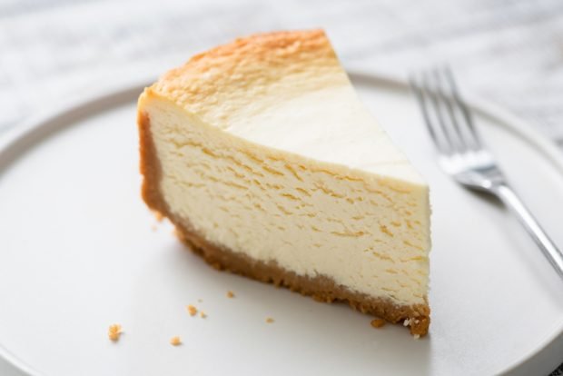 Homemade cheesecake in the oven is a simple and delicious recipe, how to cook step by step