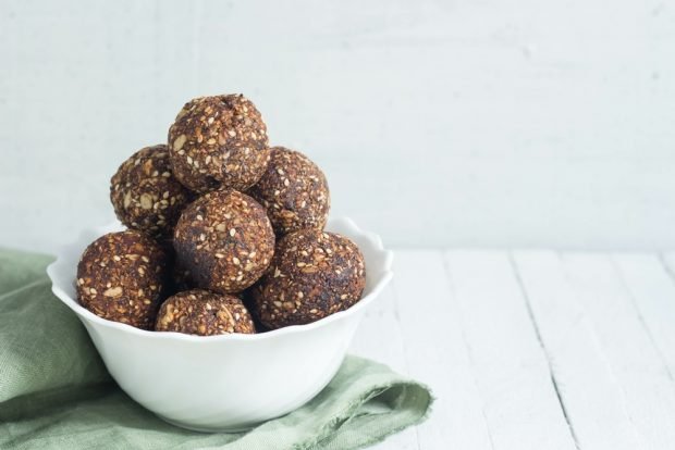 Dried fruit and sesame candies